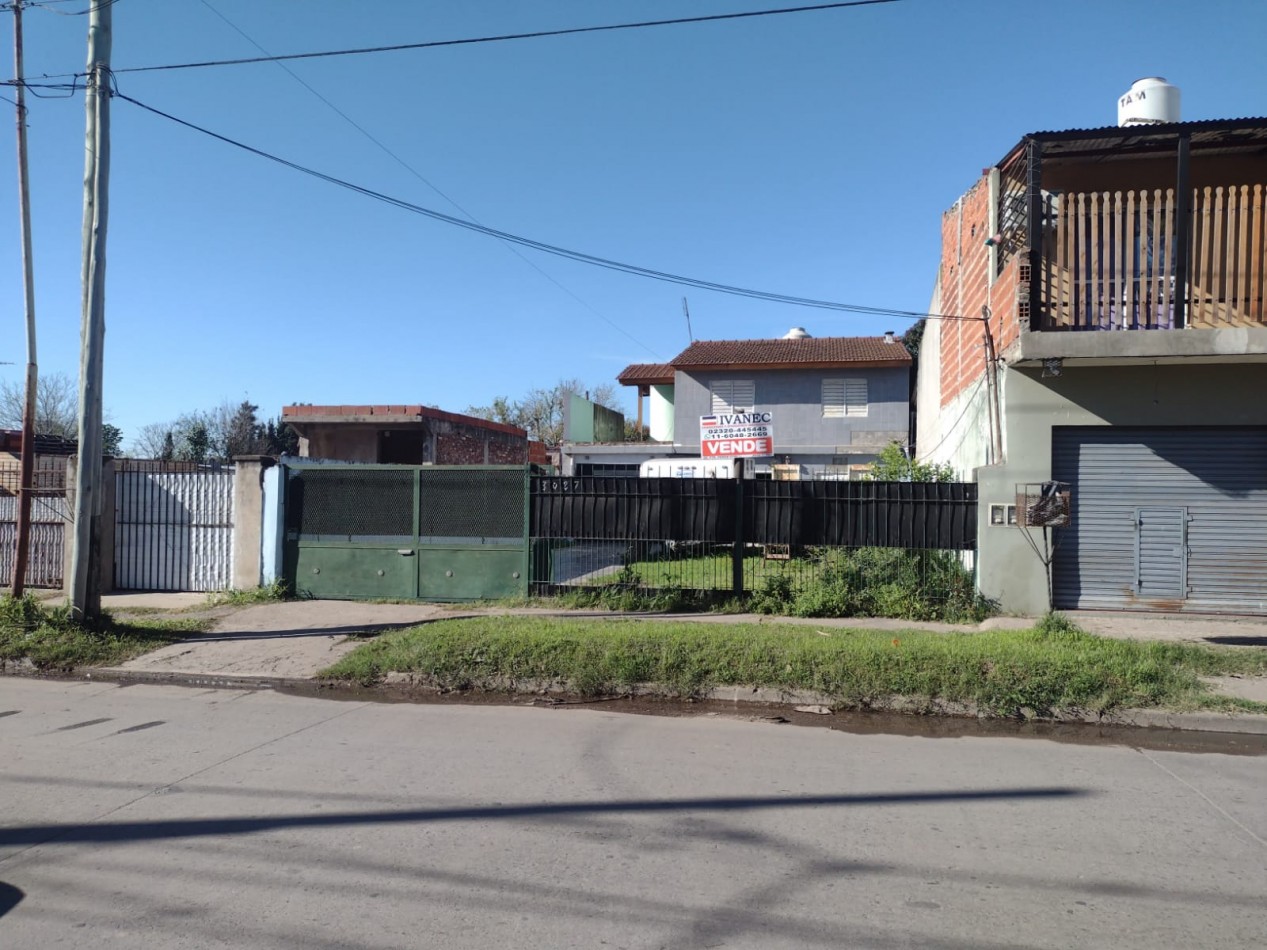 CASA TIPO CHALET DE 2 PLANTAS CON AMLIO LOTE