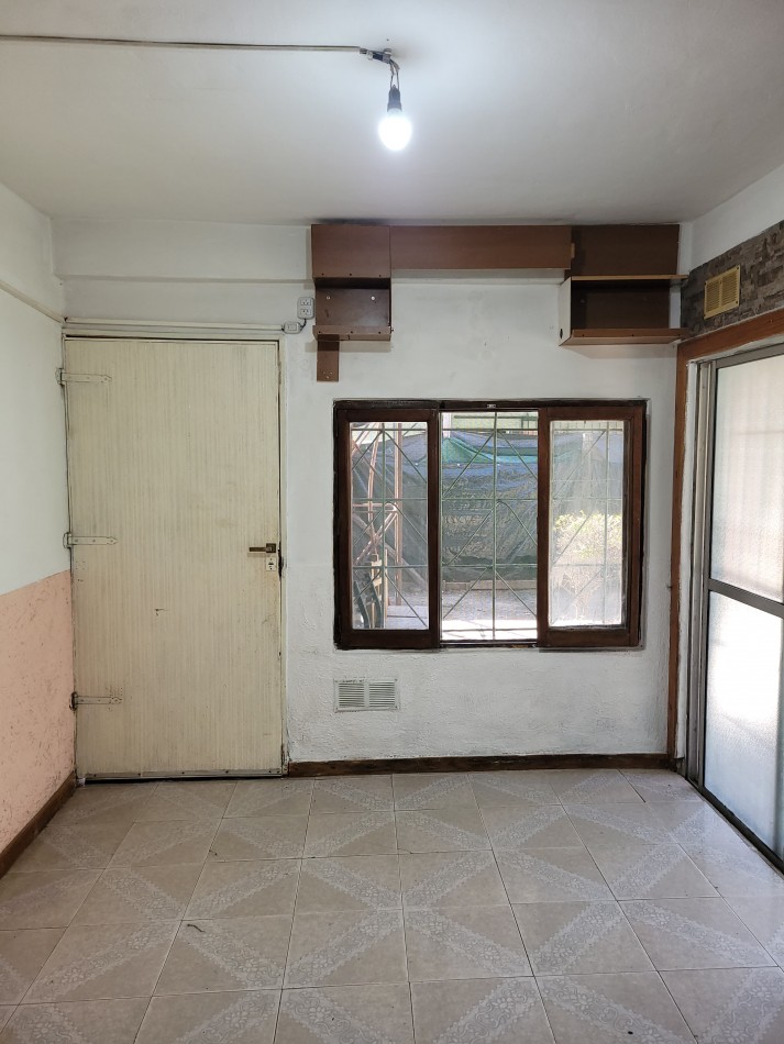 CASA TIPO  PH AL FONDO CON COCHERA A METROS DE AV. PTE. PERON