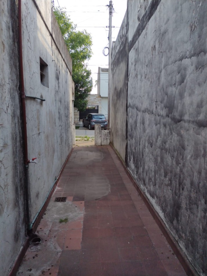CASA A RECICLAR CON AMPLIO LOTE ZONA CENTRICA JOSE C. PAZ. A 150 MTS. DE RUTA 197