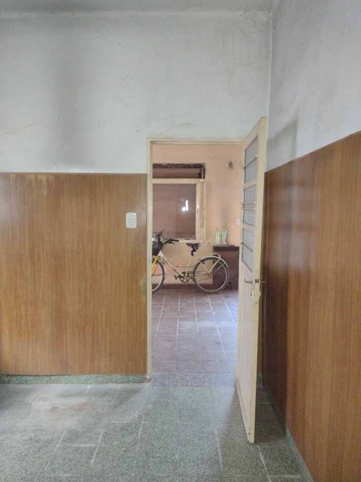 CASA A RECICLAR CON AMPLIO LOTE ZONA CENTRICA JOSE C. PAZ. A 150 MTS. DE RUTA 197