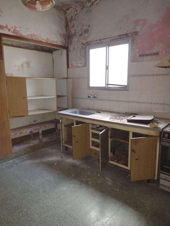 CASA A RECICLAR CON AMPLIO LOTE ZONA CENTRICA JOSE C. PAZ. A 150 MTS. DE RUTA 197