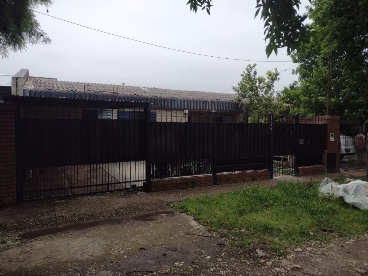 CASA CON 3 DORMITORIOS - COCHERA Y FONDO CON PILETA