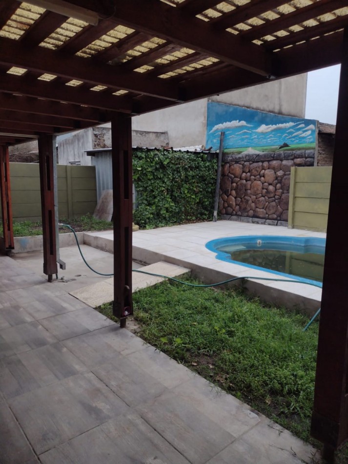 CASA CON 3 DORMITORIOS - COCHERA Y FONDO CON PILETA