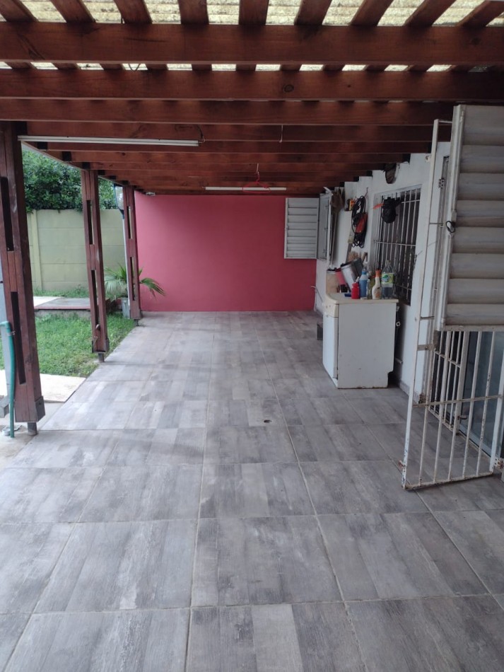 CASA CON 3 DORMITORIOS - COCHERA Y FONDO CON PILETA