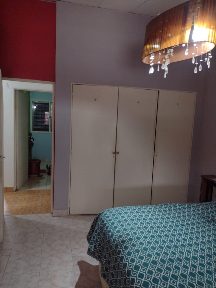 CASA CON 3 DORMITORIOS - COCHERA Y FONDO CON PILETA