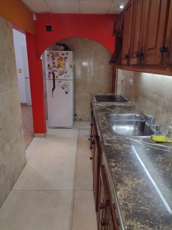 CASA CON 3 DORMITORIOS - COCHERA Y FONDO CON PILETA