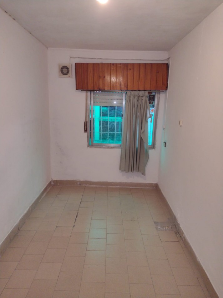 CASA DE 2 DORMITORIOS A METROS DE AV. PTE. PERON. 