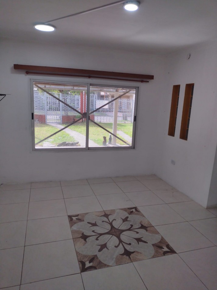 CASA DE 2 DORMITORIOS A METROS DE AV. PTE. PERON. 
