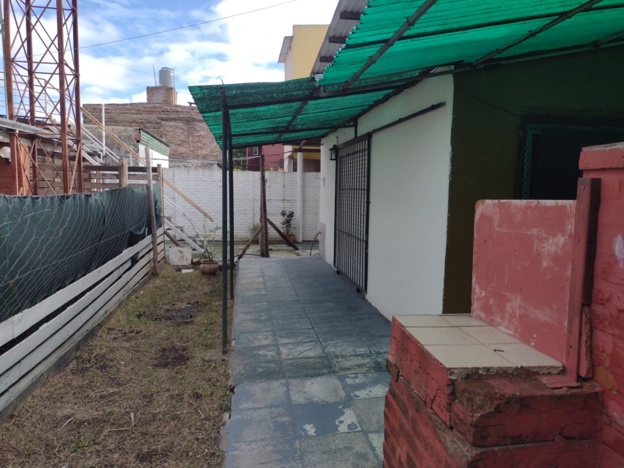 CASA DE 2 DORMITORIOS A METROS DE AV. PTE. PERON. 