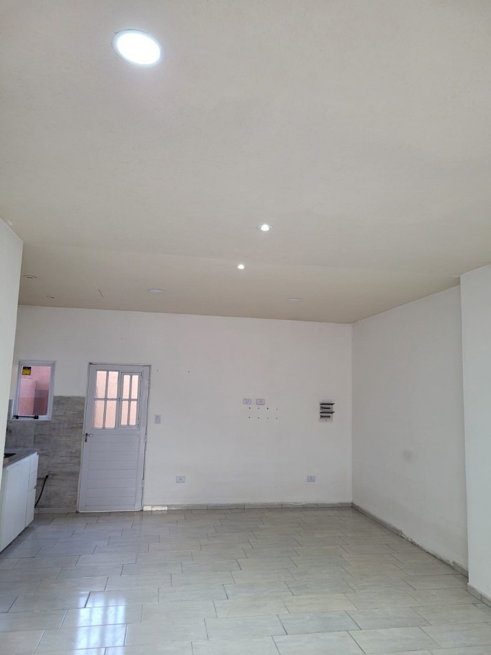DUPLEX 2 DORMITORIOS CON ENTRADA PARA AUTOS EN FCO. ALVAREZ. 