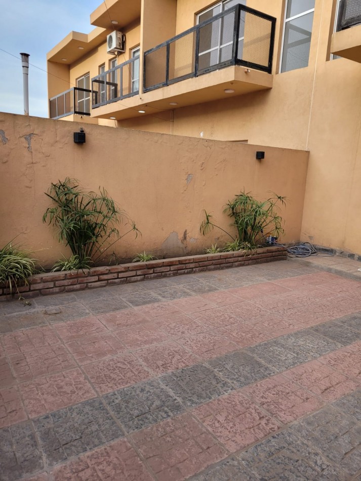 DUPLEX 2 DORMITORIOS CON ENTRADA PARA AUTOS EN FCO. ALVAREZ. 
