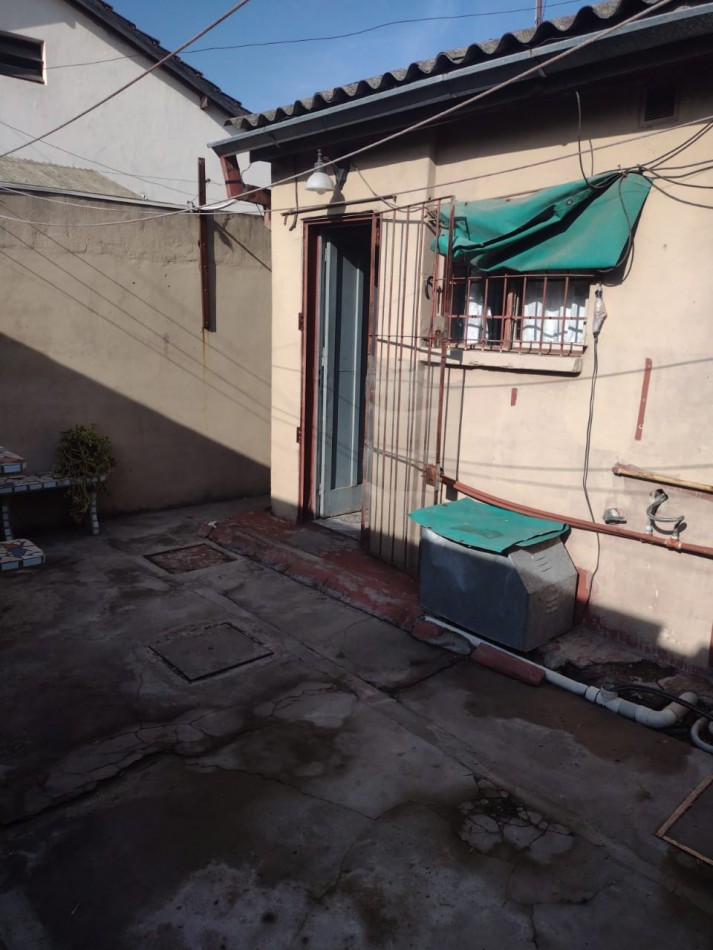 DOS CASAS EN UN LOTE DE TERRENO A METROS DE AV. PTE. PERON.