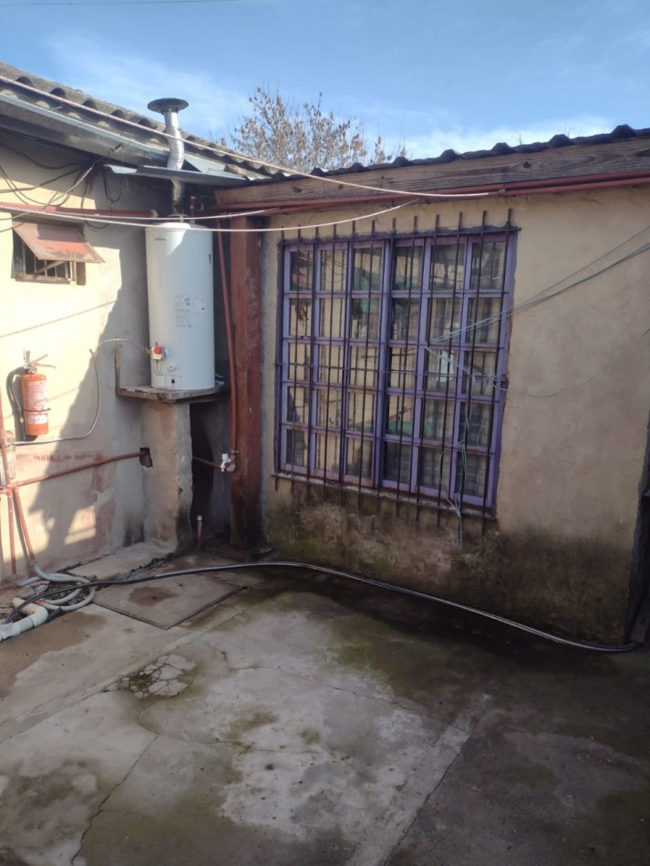 DOS CASAS EN UN LOTE DE TERRENO A METROS DE AV. PTE. PERON.