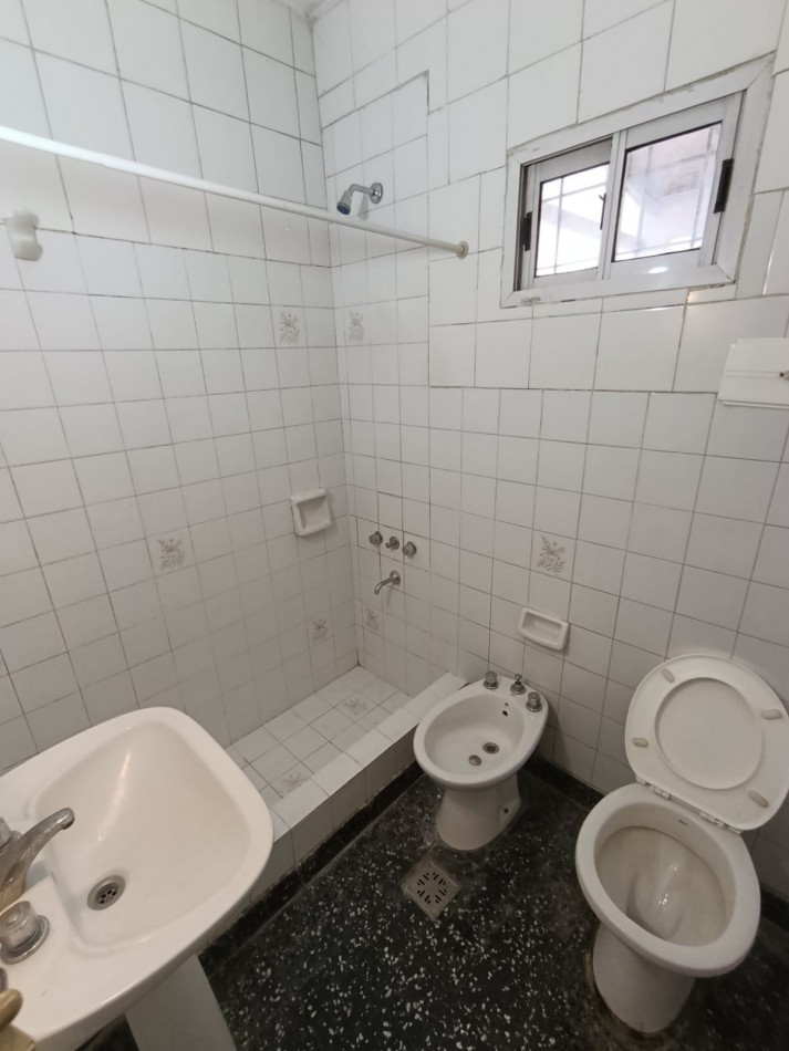CASA 2 DORMITORIOS EN ALQUILER.