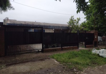 CASA CON 3 DORMITORIOS - COCHERA Y FONDO CON PILETA